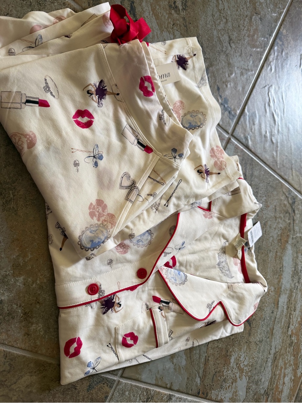 Soma Cream Pajama Set with Red Lipstick & Kiss Print